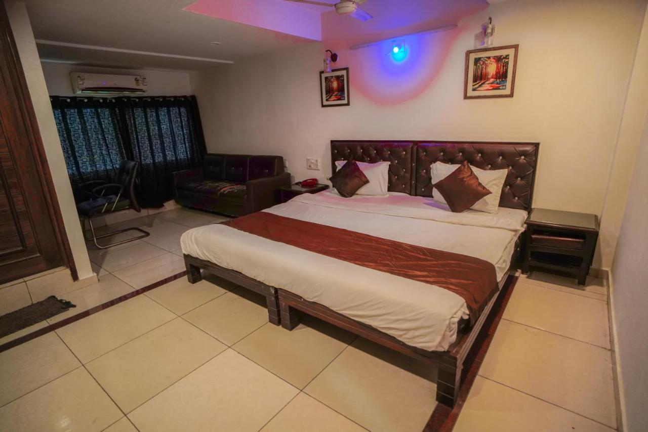 אחמדאבאד Hotel Seven מראה חיצוני תמונה