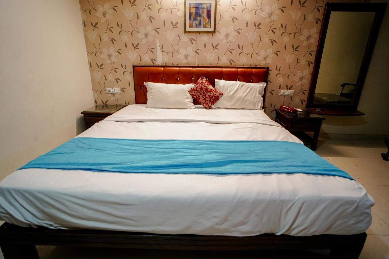 אחמדאבאד Hotel Seven מראה חיצוני תמונה