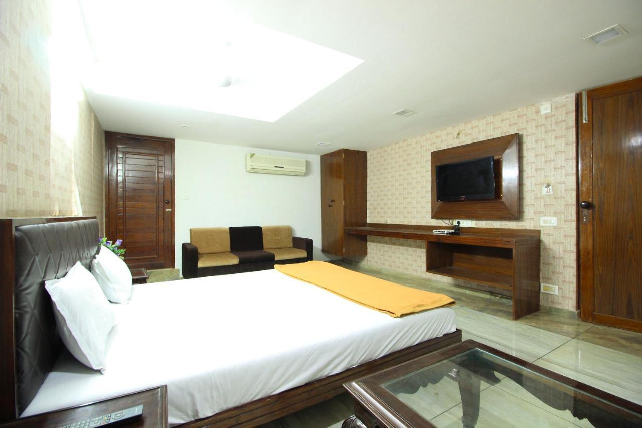 אחמדאבאד Hotel Seven מראה חיצוני תמונה